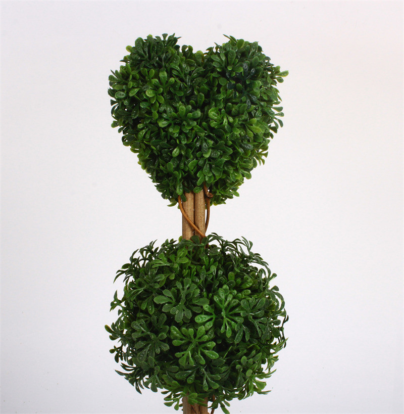 Petite salle de bain d&#39;intérieur avec fausses plantes