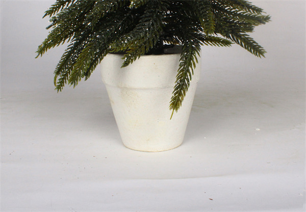 Petites décorations de Noël en pot blanc