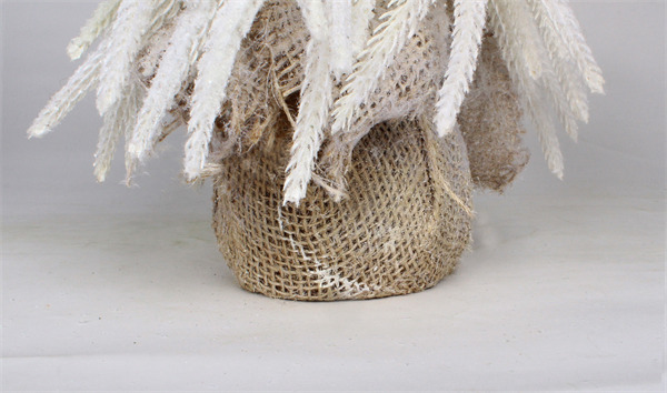 Petites décorations de Noël blanches sur base de jute