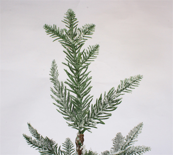 Petites décorations de Noël dans un pot en papier brun