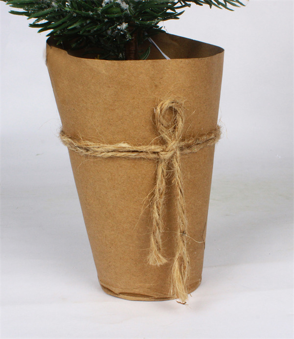 Petites décorations de Noël dans un pot en papier brun