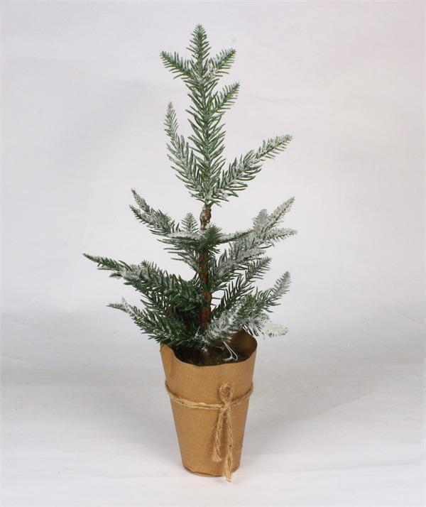 Petites décorations de Noël dans un pot en papier brun